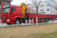 Red Sinotruk Howo Crane Truck / XCMG Crane 6.3T 8T 10T 12T รถบรรทุกหนัก