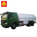 รถบรรทุกน้ำมันเชื้อเพลิง Euro 2 บรรทุกน้ำมัน Sinotruk Howo 20000 ลิตร 6000 แกลลอนการขนส่งน้ำมันดีเซล