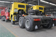 Yellow Sinotruk Howo 6x4 รถบรรทุกรถแทรกเตอร์พร้อมเครื่องยนต์ WD615 และห้องโดยสาร HW76