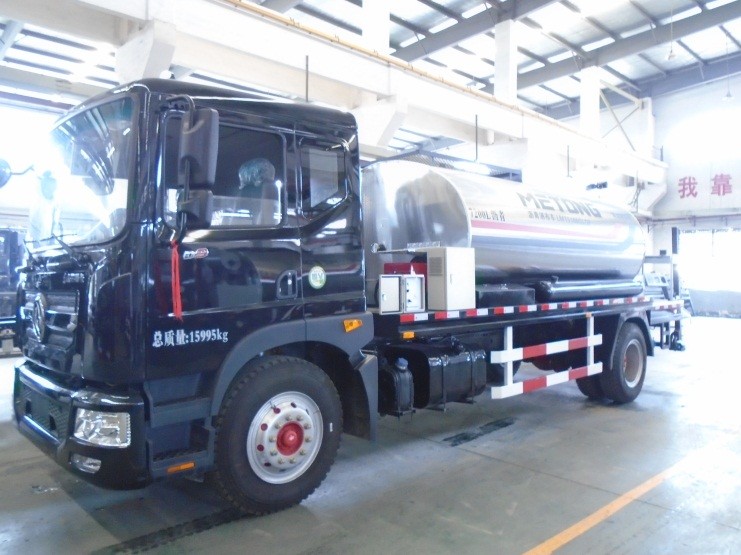 SINOTRUK อุปกรณ์ก่อสร้างยางมะตอย Bitumen Sprayer Truck 0.5-3.0 L / M3 ปริมาณการพ่น