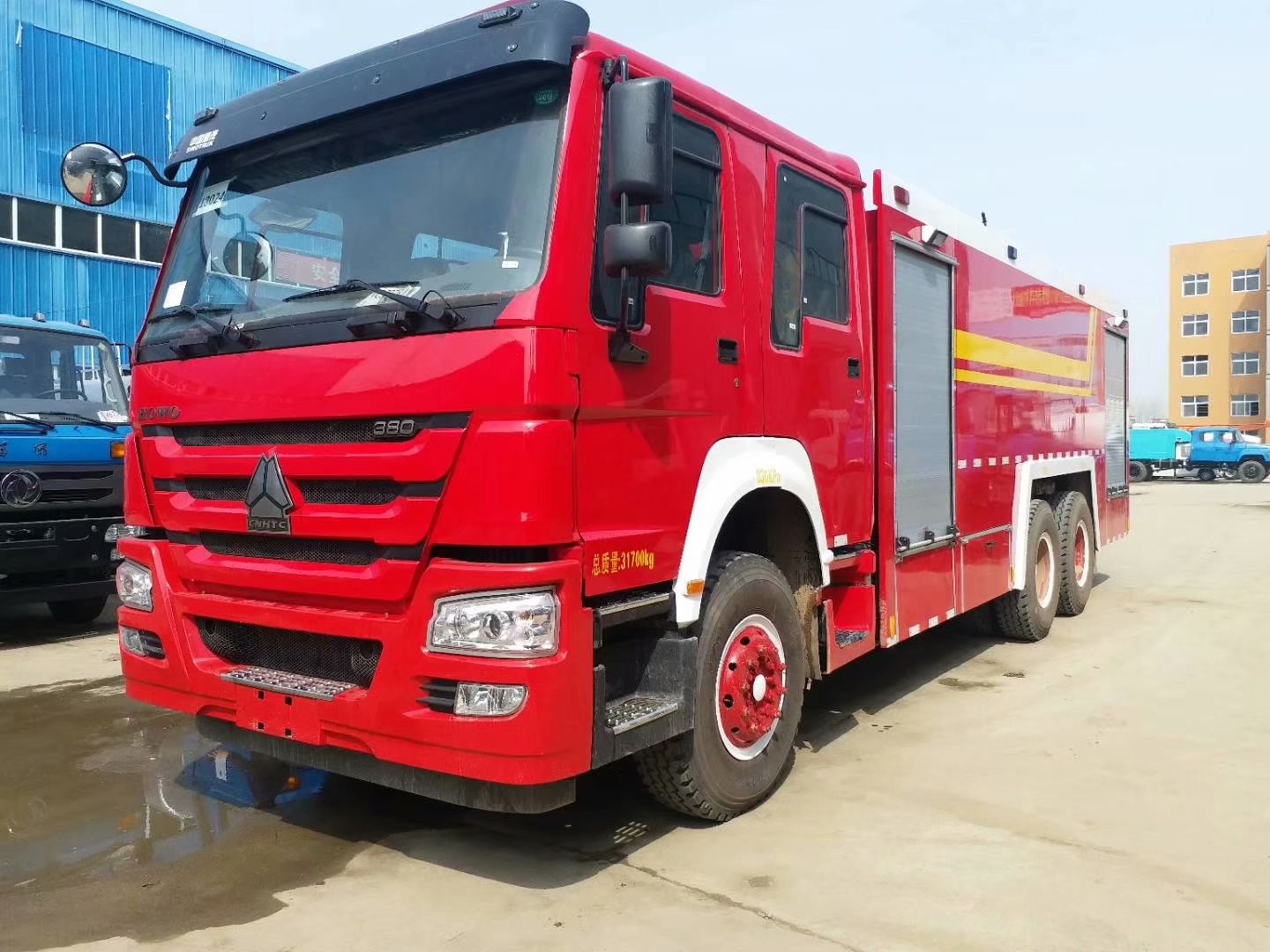 รถบรรทุกอเนกประสงค์สีแดง HOWO Heavy Duty Emergency รถบรรทุกดับเพลิงขนาด 6x4