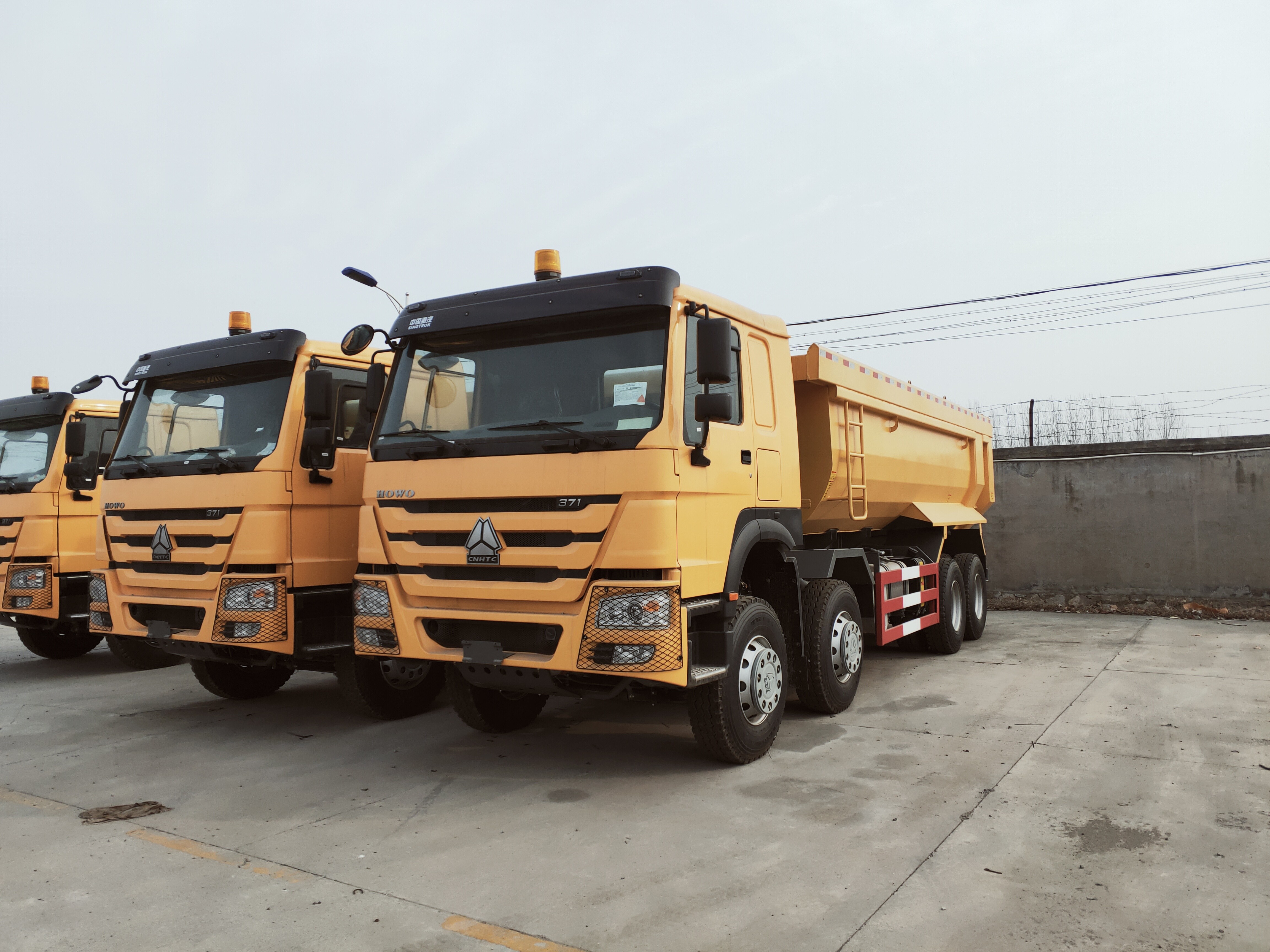Heavy Duty Sinotruk Dump Truck พร้อมเครื่องยนต์และพวงมาลัย ZF8118 ZZ3317N3867W