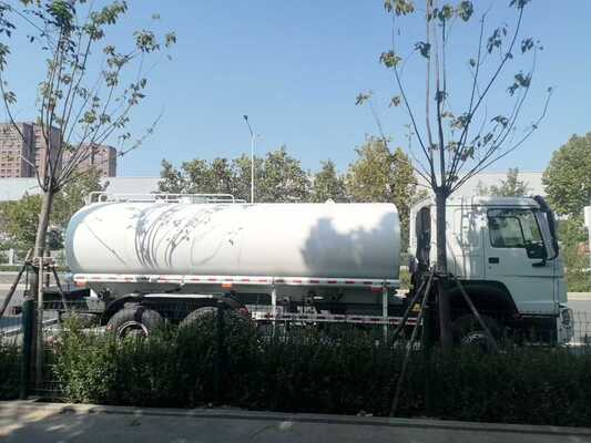 รถบรรทุกน้ำ HOWO พร้อมความจุ 21-30 ตัน และแชสซี Sinotruk HOWO สำหรับการขนส่งน้ำและการพ่นที่เชื่อถือได้