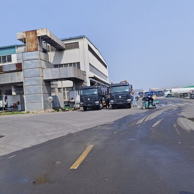 รถดูดสิ่งปฏิกูลสุญญากาศ HOWO 15CBM พร้อมประเภทไดรฟ์ 6 × 4 และการปล่อยทิปไฮดรอลิกสำหรับการทำความสะอาดถังบำบัดน้ำเสีย