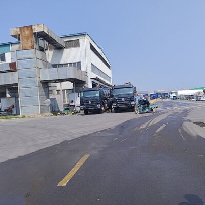 HOWO 15CBM รถบรรทุกดูดระบายน้ําเสียแบบว่าง พร้อมล้อขับเคลื่อน 6*4 และน้ํามันดีเซลสําหรับทําความสะอาดถังน้ําเสียและขนส่ง sludge