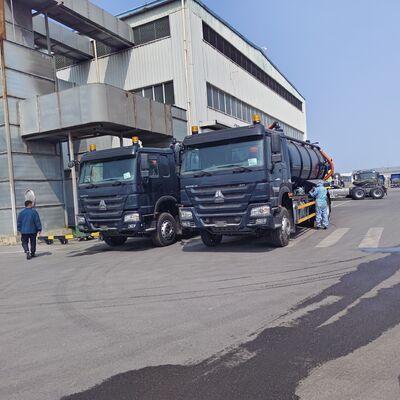 รถดูดสิ่งปฏิกูลสุญญากาศ HOWO 15CBM พร้อมประเภทไดรฟ์ 6 × 4 และการปล่อยทิปไฮดรอลิกสำหรับการทำความสะอาดถังบำบัดน้ำเสีย