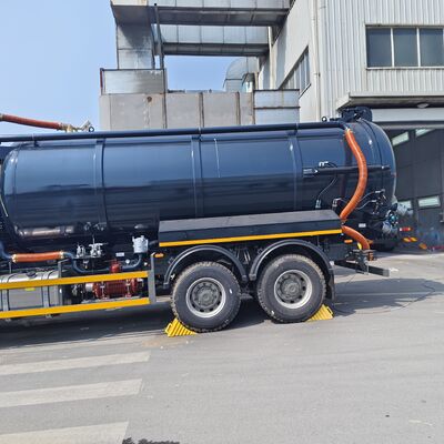 รถดูดสิ่งปฏิกูลสุญญากาศ HOWO 15CBM พร้อมประเภทไดรฟ์ 6 × 4 และการปล่อยทิปไฮดรอลิกสำหรับการทำความสะอาดถังบำบัดน้ำเสีย