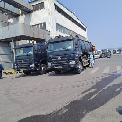 รถดูดสิ่งปฏิกูลสุญญากาศ HOWO 15CBM พร้อมประเภทไดรฟ์ 6 × 4 และการปล่อยทิปไฮดรอลิกสำหรับการทำความสะอาดถังบำบัดน้ำเสีย