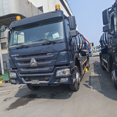 รถดูดสิ่งปฏิกูลสุญญากาศ HOWO 15CBM พร้อมประเภทไดรฟ์ 6 × 4 และการปล่อยทิปไฮดรอลิกสำหรับการทำความสะอาดถังบำบัดน้ำเสีย