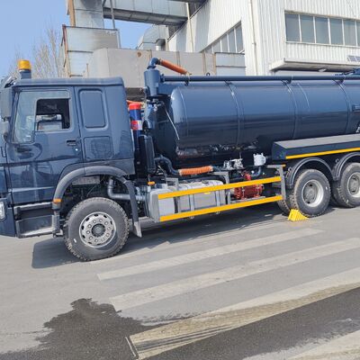 รถดูดสิ่งปฏิกูลสุญญากาศ HOWO 15CBM พร้อมประเภทไดรฟ์ 6 × 4 และการปล่อยทิปไฮดรอลิกสำหรับการทำความสะอาดถังบำบัดน้ำเสีย