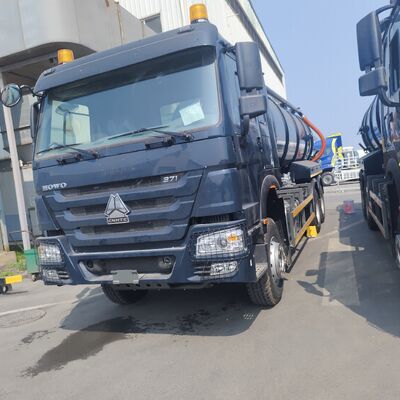 HOWO 15CBM รถบรรทุกดูดระบายน้ําเสียแบบกระบวนการ 6×4 และเครื่องยนต์ 336 HP สําหรับทําความสะอาดถัง Septic และขนส่ง sludge