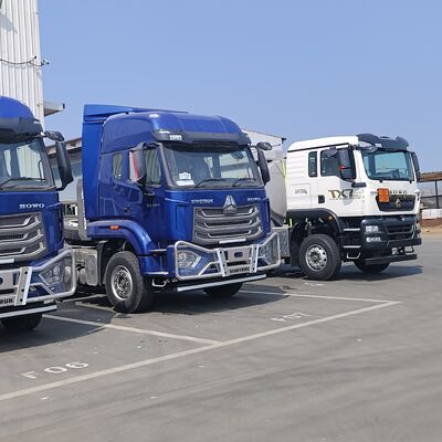 HOWO NX รถบรรทุกดึงกับ 6 × 4 ล้อขับเคลื่อน เครื่องยนต์ดีเซลแรงงานหนักและคาร์บีนนอนบนหลังคาสูงสําหรับการขุดเหมืองและการขนส่งสินค้าระยะไกล