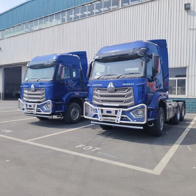 HOWO NX รถบรรทุกดึงกับ 6 × 4 ล้อขับเคลื่อน เครื่องยนต์ดีเซลแรงงานหนักและคาร์บีนนอนบนหลังคาสูงสําหรับการขุดเหมืองและการขนส่งสินค้าระยะไกล
