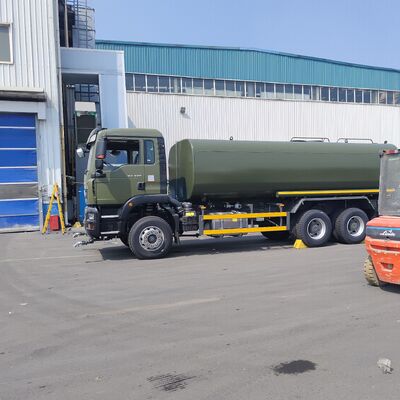 HOWO TX รถบรรทุกถังน้ํา 6×4 ขนาด 15-20 CBM และปั๊มน้ําความดันสูงสําหรับการควบคุมฝุ่นและชลประทาน