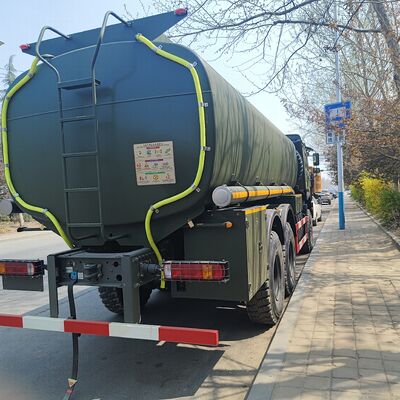HOWO รถบรรทุกน้ํามัน 6x6 รถบรรทุกน้ํามัน 6x6 เครื่องขับขี่ 371HP และความจุน้ํามัน 18000L-25000L สําหรับการขนส่งที่แข็งแรง