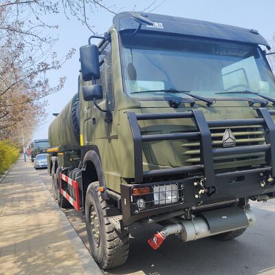 HOWO รถบรรทุกน้ํามัน 6x6 รถบรรทุกน้ํามัน 6x6 เครื่องขับขี่ 371HP และความจุน้ํามัน 18000L-25000L สําหรับการขนส่งที่แข็งแรง