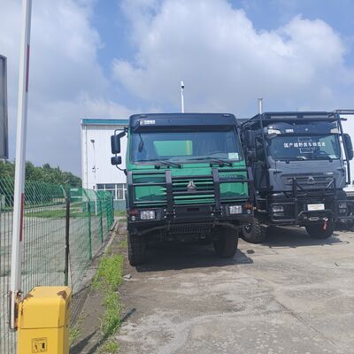 HOWO รถบรรทุกถังน้ํา 6×4 ขนาด 20,000 ลิตร เครื่องยนต์ 371 HP และถังเหล็กคาร์บอนสําหรับทําความสะอาดถนนและกําจัดฝุ่น