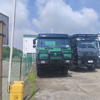 HOWO รถบรรทุกถังน้ํา 6×4 ขนาด 20,000 ลิตร เครื่องยนต์ 371 HP และถังเหล็กคาร์บอนสําหรับทําความสะอาดถนนและกําจัดฝุ่น