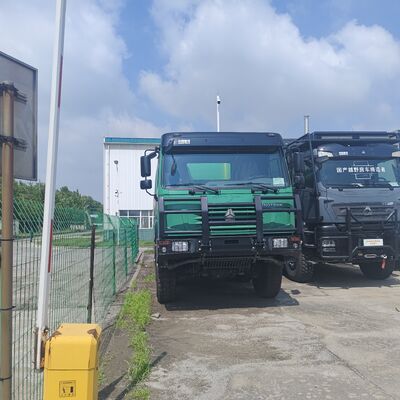 HOWO รถบรรทุกถังน้ํา 6×4 ขนาด 20,000 ลิตร เครื่องยนต์ 371 HP และถังเหล็กคาร์บอนสําหรับทําความสะอาดถนนและกําจัดฝุ่น