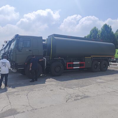 HOWO 8×8 60000L รถกระบะน้ํามัน พร้อมเครื่องยนต์ 371HP สําหรับการขนส่งน้ํามันหนัก