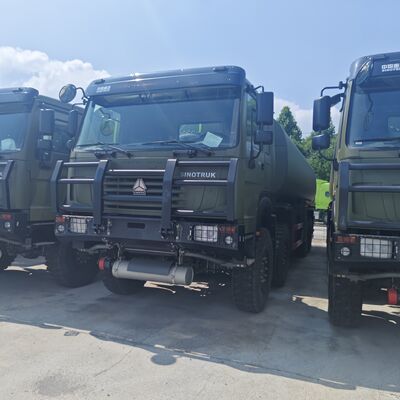 HOWO รถบรรทุกถังน้ํามันขนาด 8 × 8 50,000 ลิตร พร้อมเครื่องยนต์ 371 HP และ 8 × 8 ขับทุกล้อสําหรับการขนส่งน้ํามันหนัก