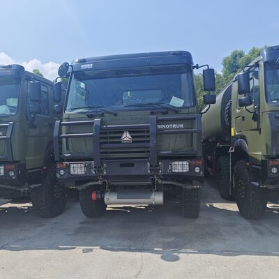 รถบรรทุกถังน้ำมันเชื้อเพลิง HOWO 8 × 8 ที่มีความจุ 30,000 ลิตรและเครื่องยนต์ 371 แรงม้าสำหรับการขนส่งเชื้อเพลิงหนัก