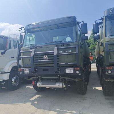 HOWO 8×8 40,000L Fuel Tank Truck พร้อมเครื่องยนต์ 371HP และ 8×8 All-Wheel Drive สําหรับการขนส่งน้ํามันหนัก