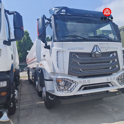 รถบรรทุกน้ำมันเชื้อเพลิง HOWO NX 8x4 ขนาด 30,000 ลิตร รถบรรทุกดีเซลสำหรับงานหนักสำหรับเหมืองแร่และการขนส่งน้ำมันเชื้อเพลิงในแซมเบีย