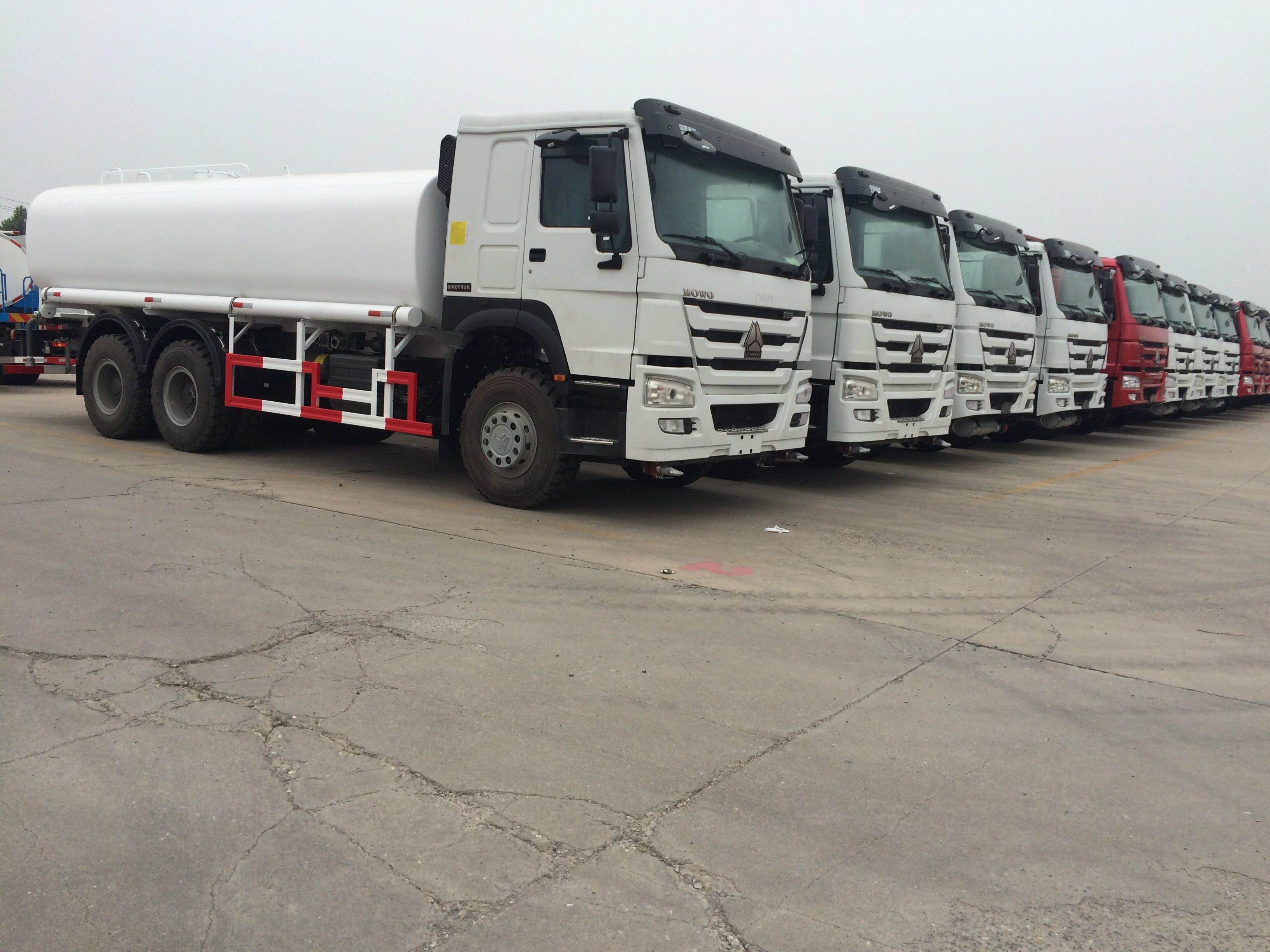 SINOTRUK HOWO 28000L RHD รถบรรทุกน้ํามัน 8x4 6x4 ขับ 12 ยาง