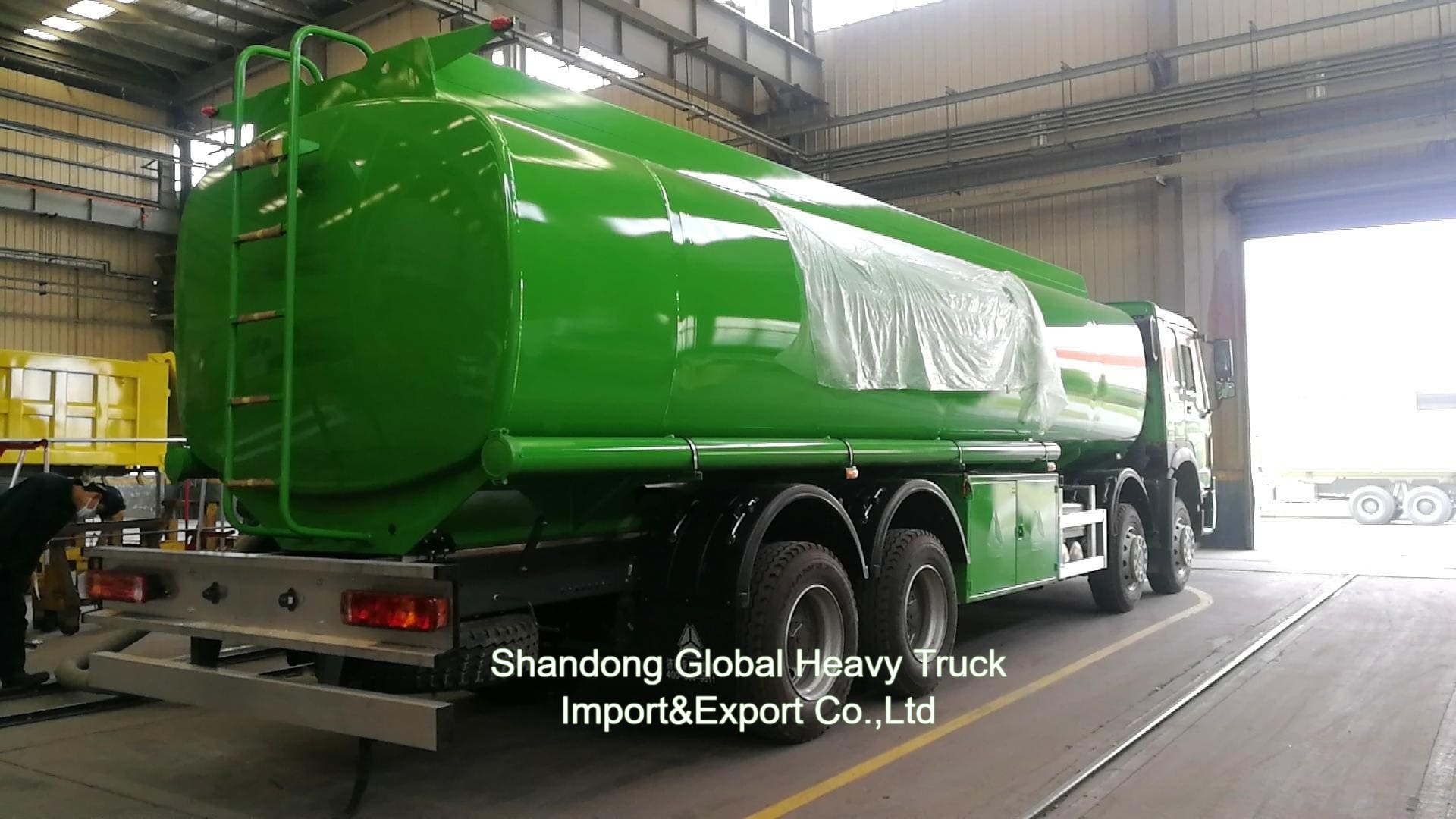 Sinotruk HOWO 8*4 รถบรรทุกถังน้ํามัน 12 ล้อ รถบรรทุกน้ํามัน 30000L รถบรรทุกกระจาย
