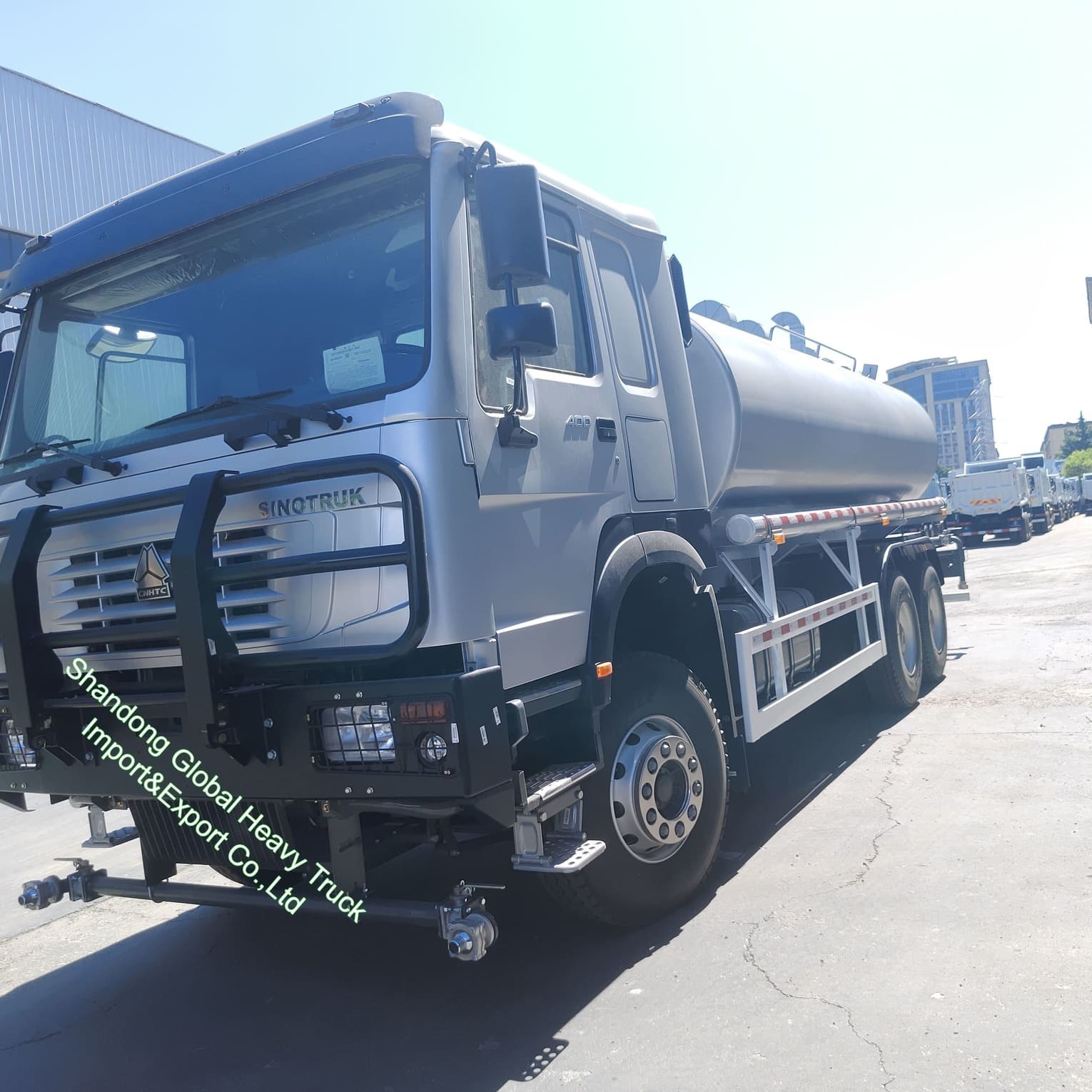 HOWO รถบรรทุกถังน้ํา Sinotruck HOWO 6*4 รถกระจายน้ํา 20000 ลิตร รถบรรทุกถังน้ํา สําหรับขาย