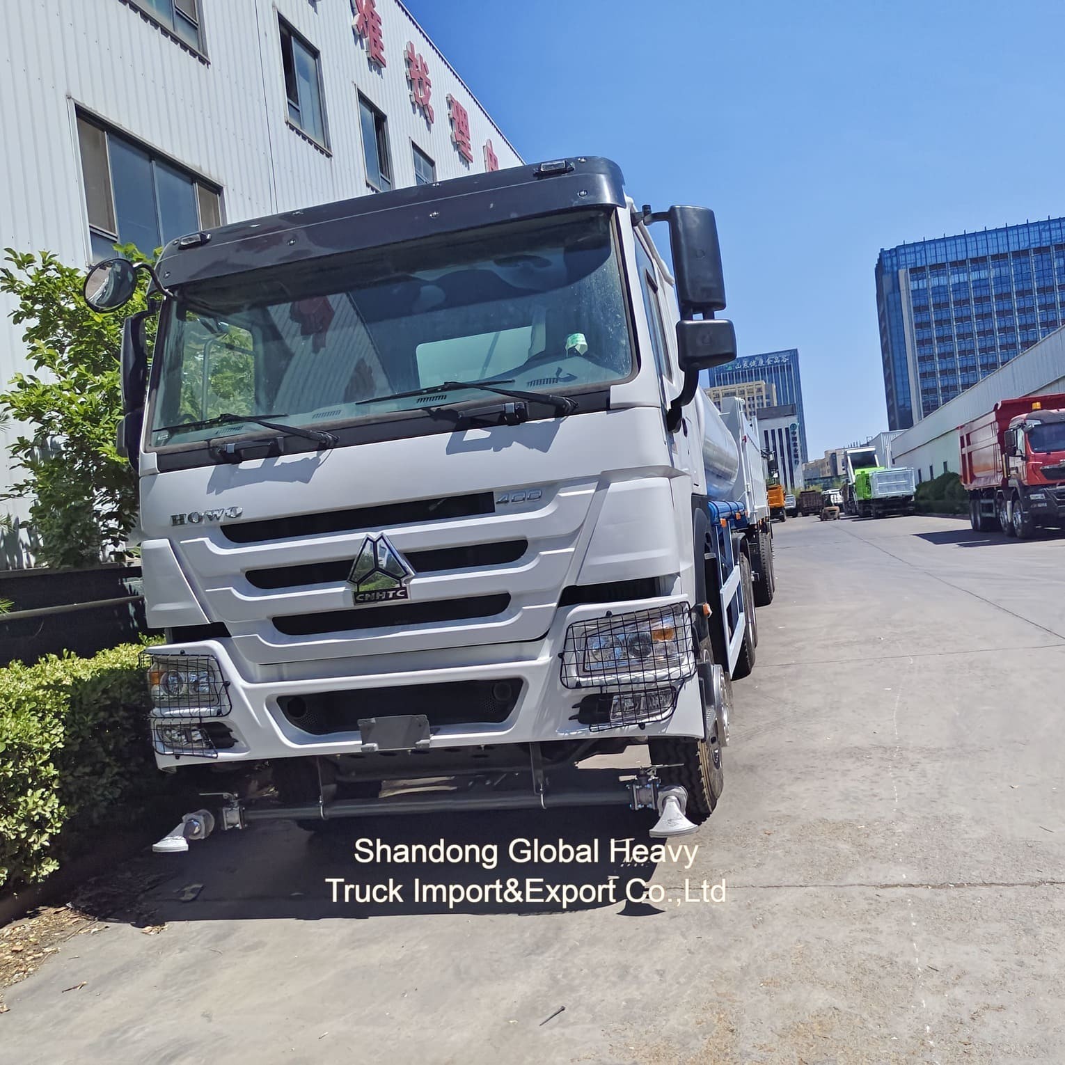 รถบรรทุกน้ำขนาด 8000 ลิตร พร้อมถังเหล็กคาร์บอนและปั๊มดูดน้ำด้วยตัวเองสำหรับสุขาภิบาลในเมือง