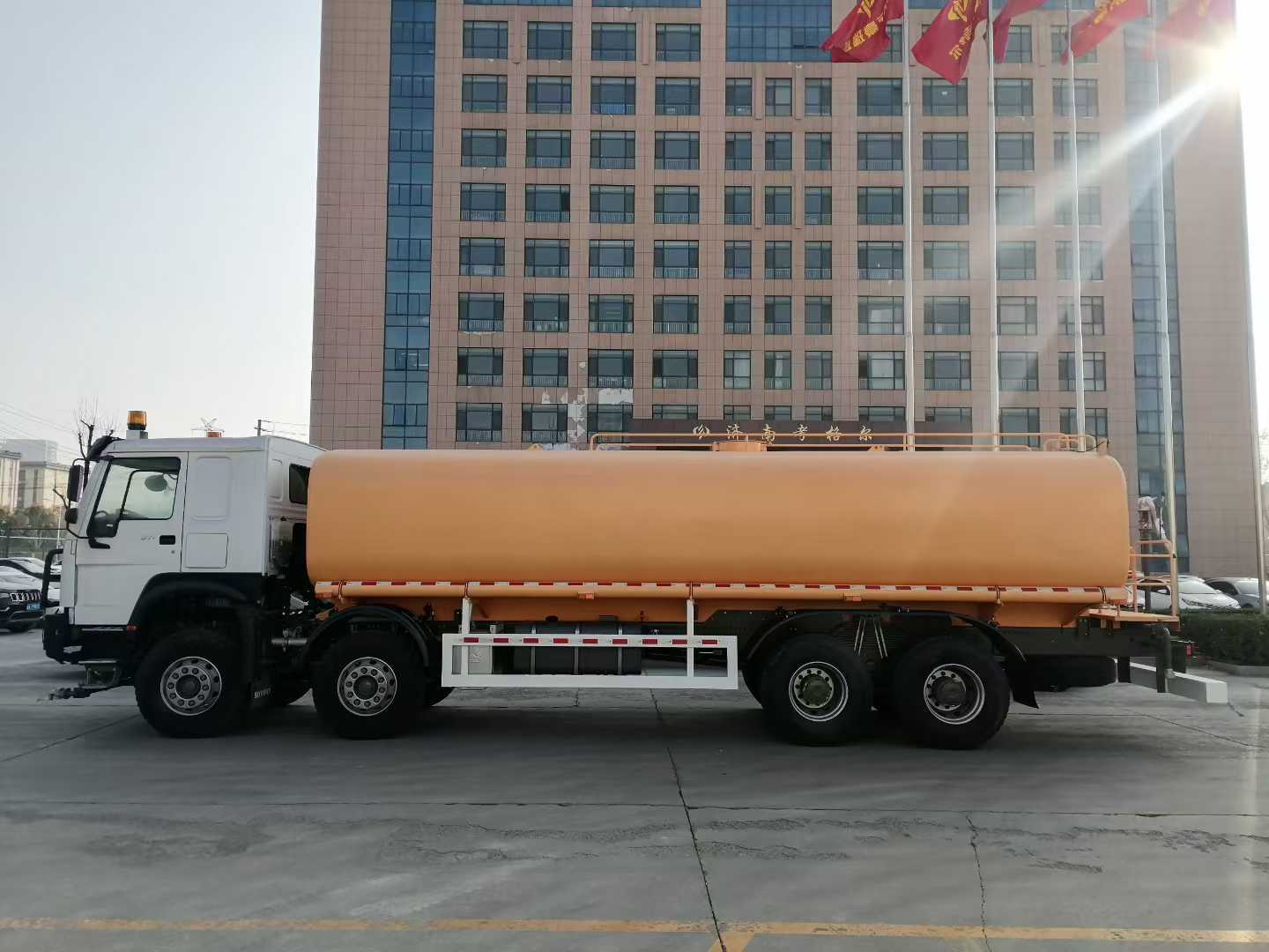 รถบรรทุกน้ำ Sinotruk 8×4 ขนาด 35000 ลิตร พร้อมระบบฉีดพ่นแรงดันสูงสำหรับดับฝุ่น