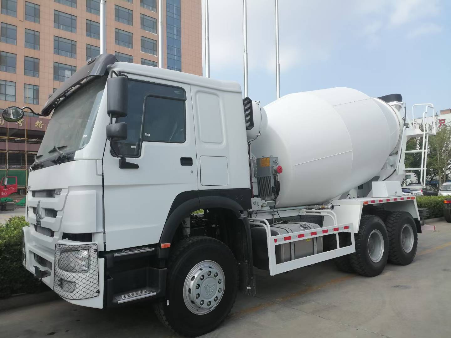 Sinotruk HOWO 8×4 12CBM รถบรรทุกผสมคอนกรีต พร้อมเครื่องยนต์ 371 HP สําหรับการก่อสร้างภาระหนัก