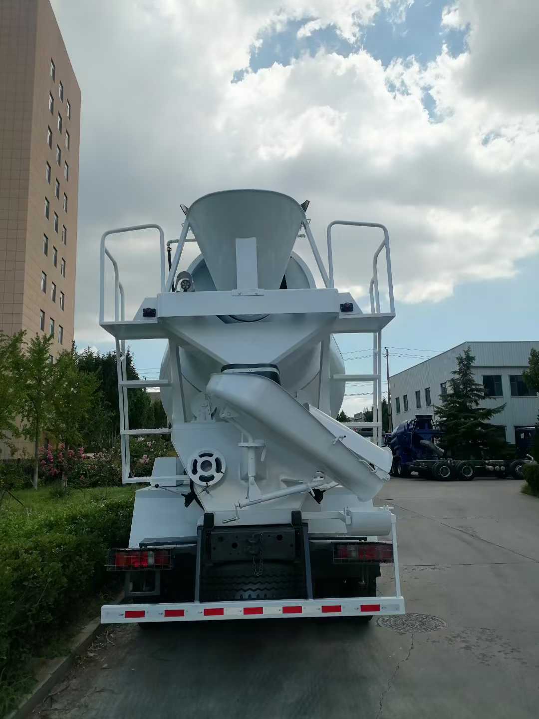 Sinotruk HOWO 8×4 Drive Type 12cbm Capacity 300hp Maximum Horsepower Concrete Mixer Truck