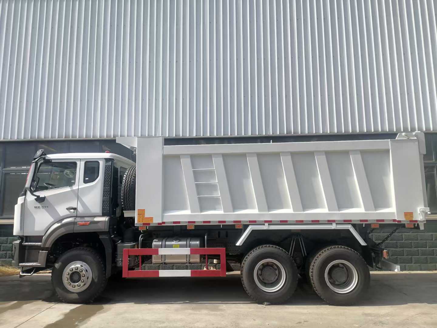 Sturdy Construction Dump Truck Used Sinotruk HOWO Nx 440HP 6X4 for Heavy Duty Needs