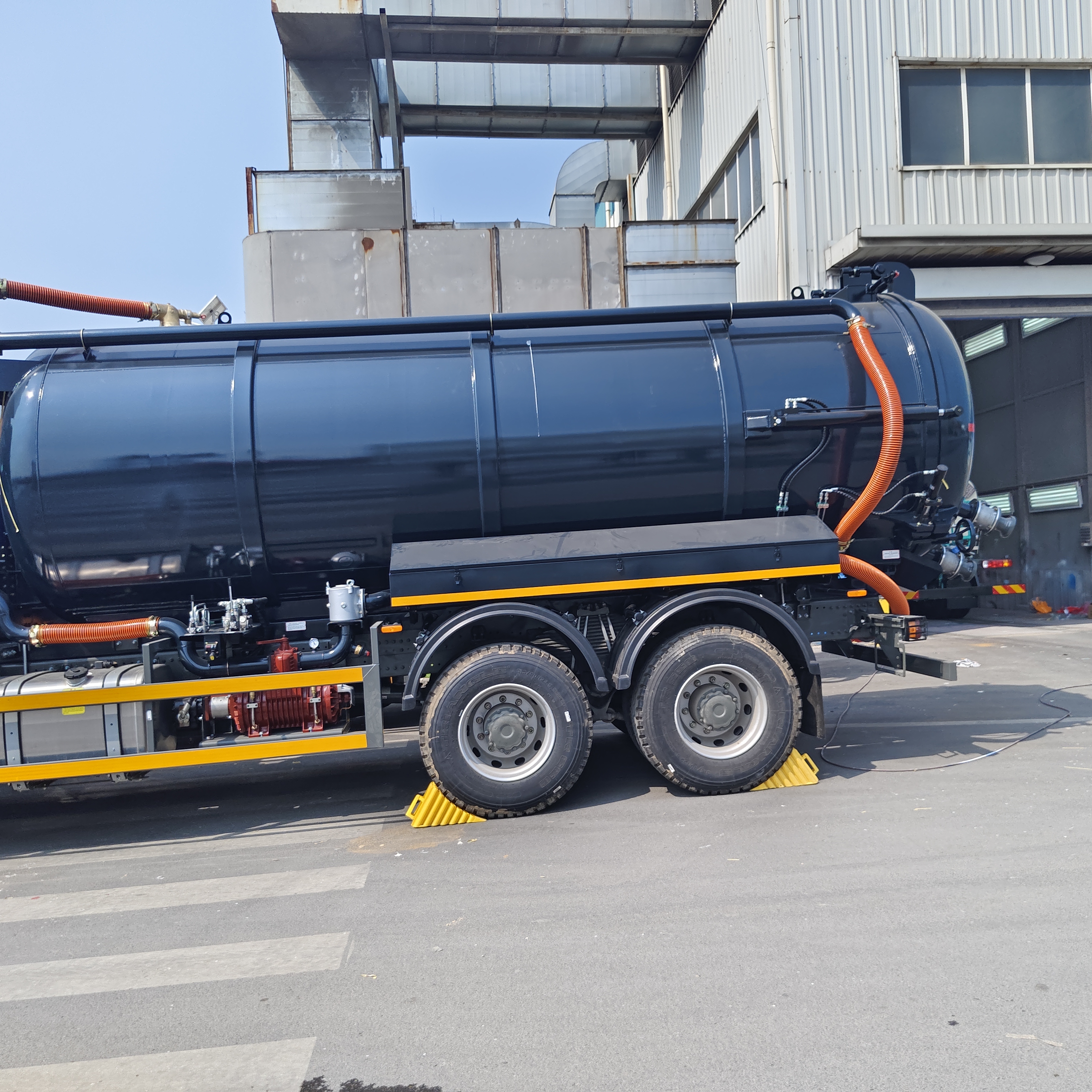 รถดูดสิ่งปฏิกูลสุญญากาศ HOWO 15CBM พร้อมประเภทไดรฟ์ 6 × 4 และการปล่อยทิปไฮดรอลิกสำหรับการทำความสะอาดถังบำบัดน้ำเสีย
