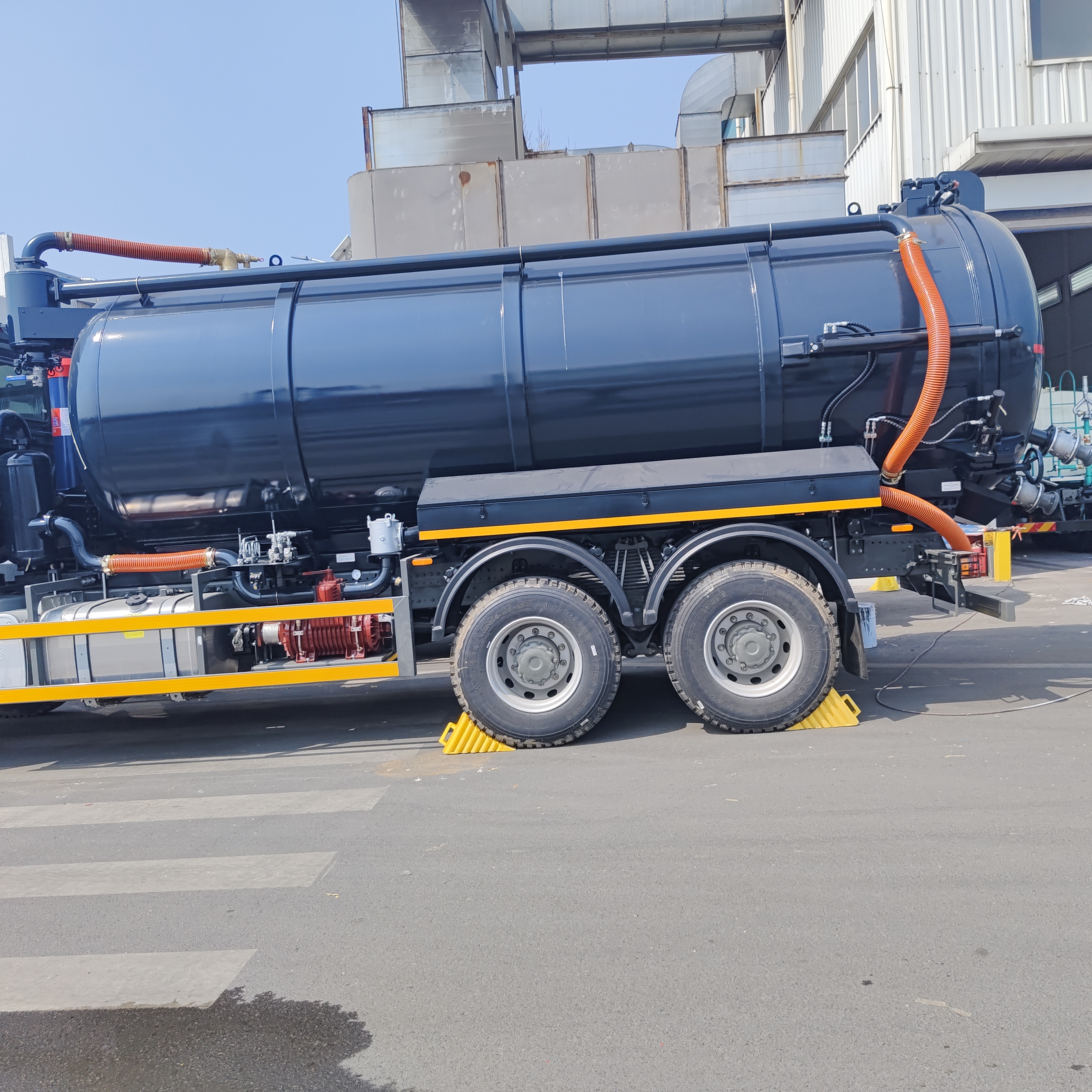 รถดูดสิ่งปฏิกูลสุญญากาศ HOWO 15CBM พร้อมเครื่องยนต์ 266HP และไดรฟ์ 6 × 4 สำหรับการทำความสะอาดถังบำบัดน้ำเสีย