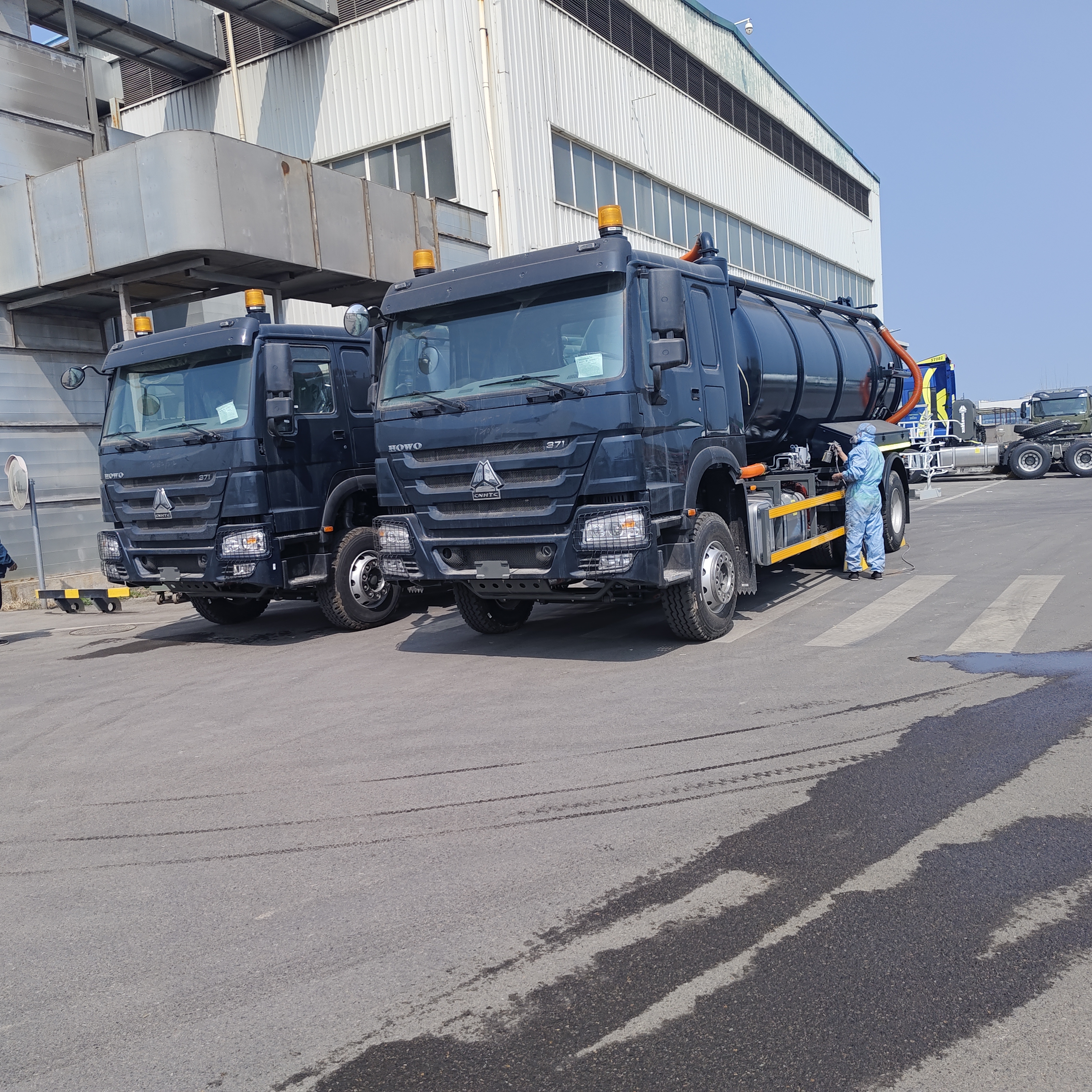 รถดูดสิ่งปฏิกูลสุญญากาศ HOWO 15CBM พร้อมประเภทไดรฟ์ 6 × 4 และการปล่อยทิปไฮดรอลิกสำหรับการทำความสะอาดถังบำบัดน้ำเสีย
