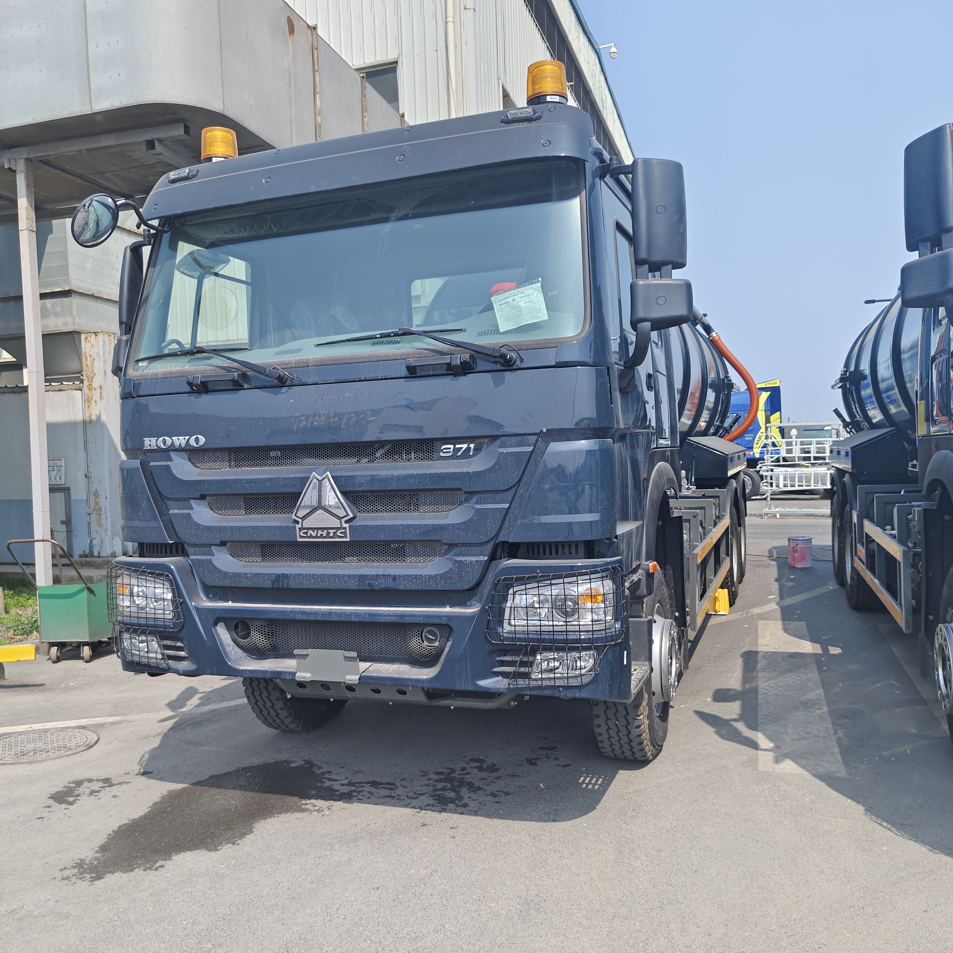 HOWO 15CBM รถบรรทุกดูดระบายน้ําเสียแบบว่าง พร้อมเครื่องขับ 6×4 และเครื่องยนต์ 336 HP สําหรับทําความสะอาดถังน้ําเสียและขยะอุตสาหกรรม
