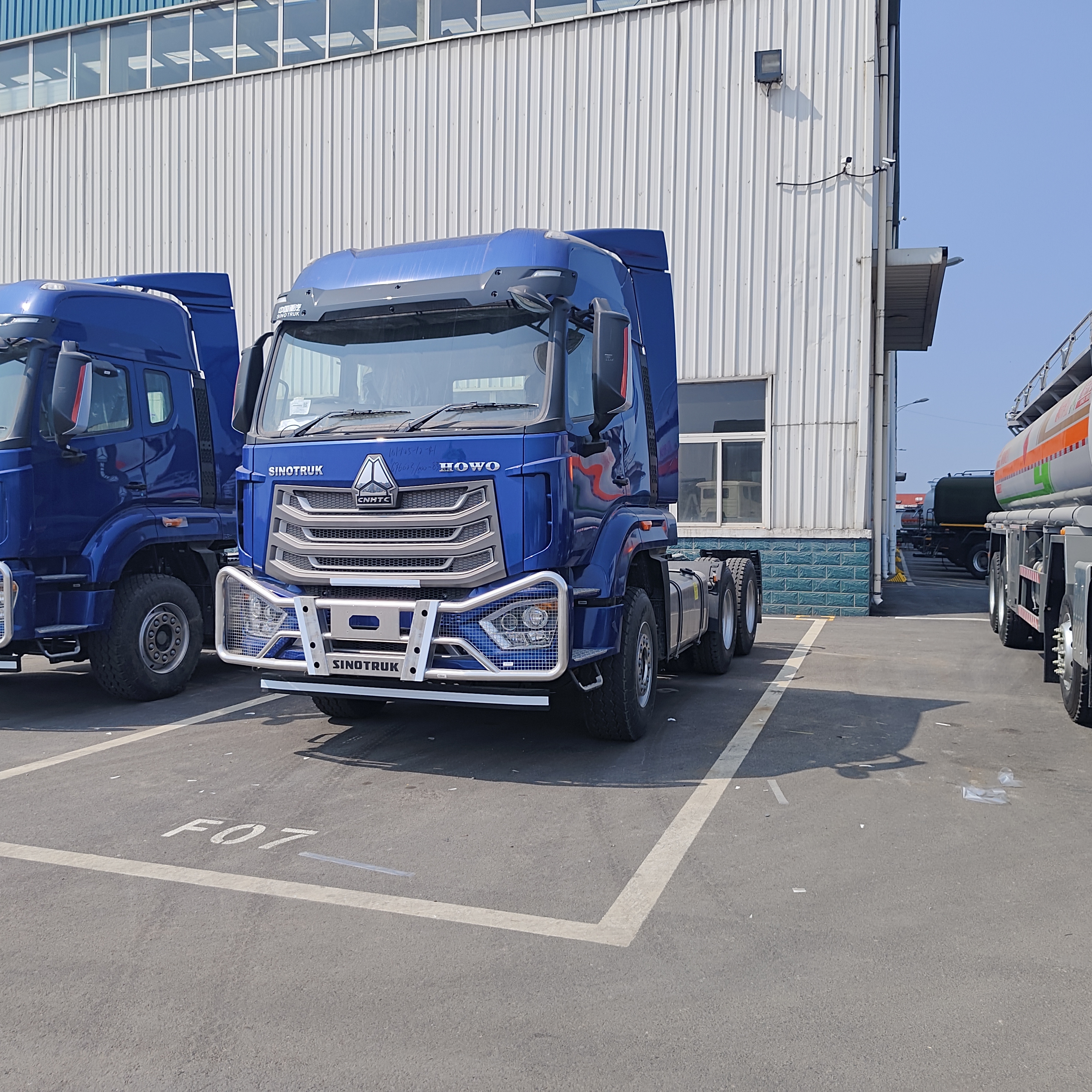 HOWO NX รถบรรทุก 6×4 เครื่องดึงด้วยเครื่องยนต์ 380 HP และกรอบภาระหนักสําหรับขนส่งสินค้าหนัก