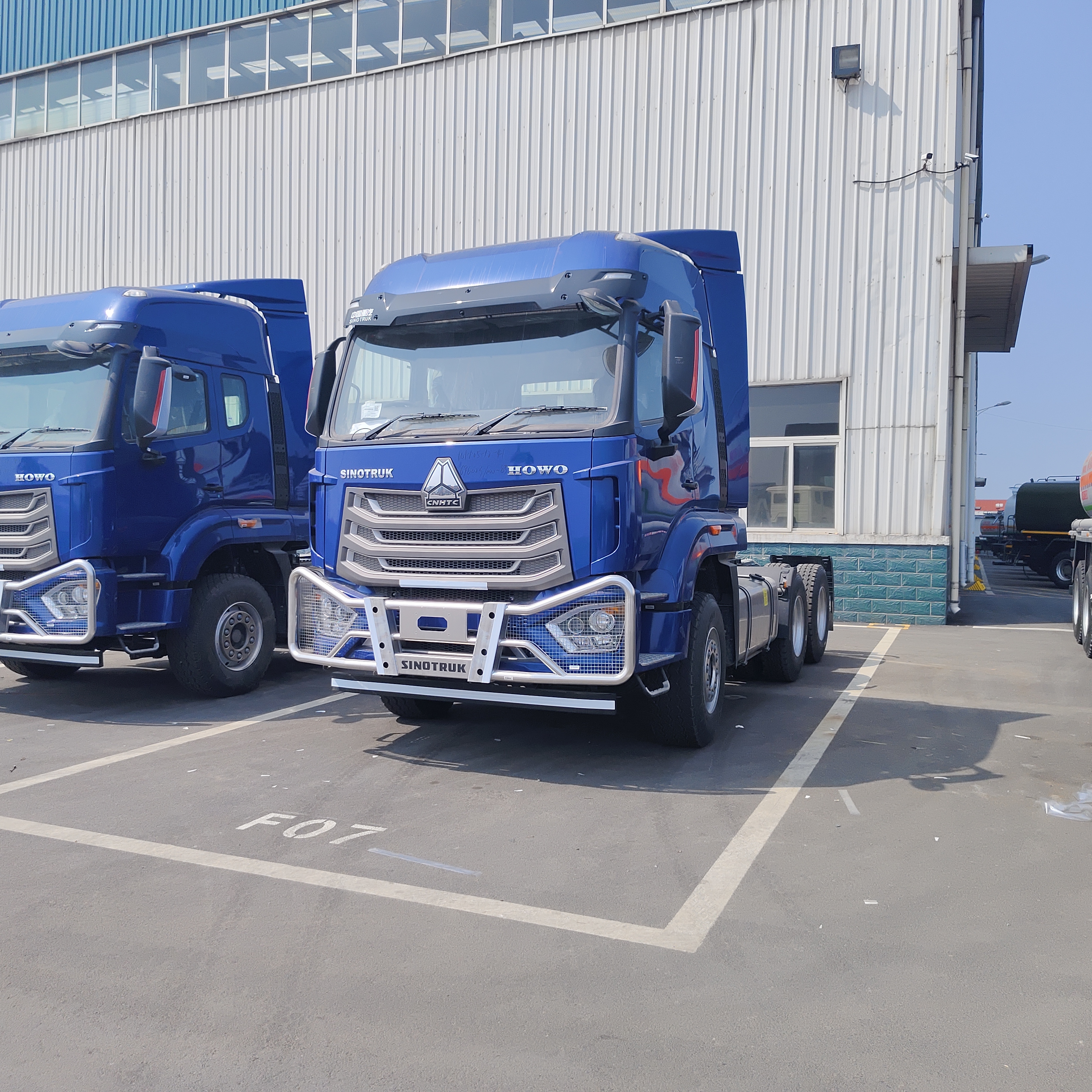 HOWO NX รถบรรทุก 6×4 เครื่องดึงด้วยเครื่องยนต์ 380HP-460HP สําหรับการขนส่งสินค้าภาระหนักและโลจิสติกส์ระยะไกล