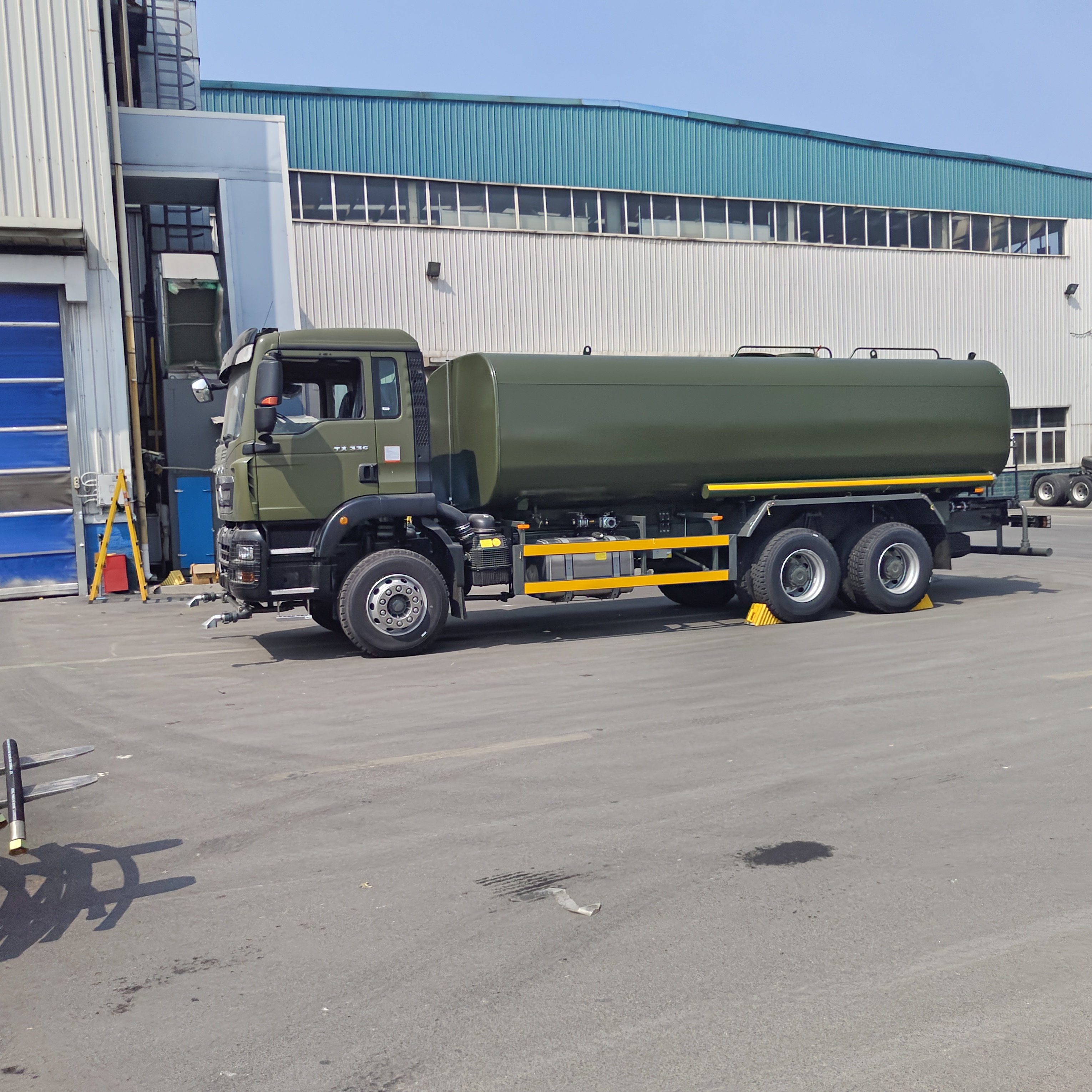 รถบรรทุกน้ำ HOWO TX 6 × 4 พร้อมมาตรฐานการปล่อยมลพิษ Euro 2 น้ำหนักบรรทุก 20T และพื้นที่สปริง > 16 ม. สำหรับการควบคุมฝุ่นและการทำความสะอาดเทศบาล