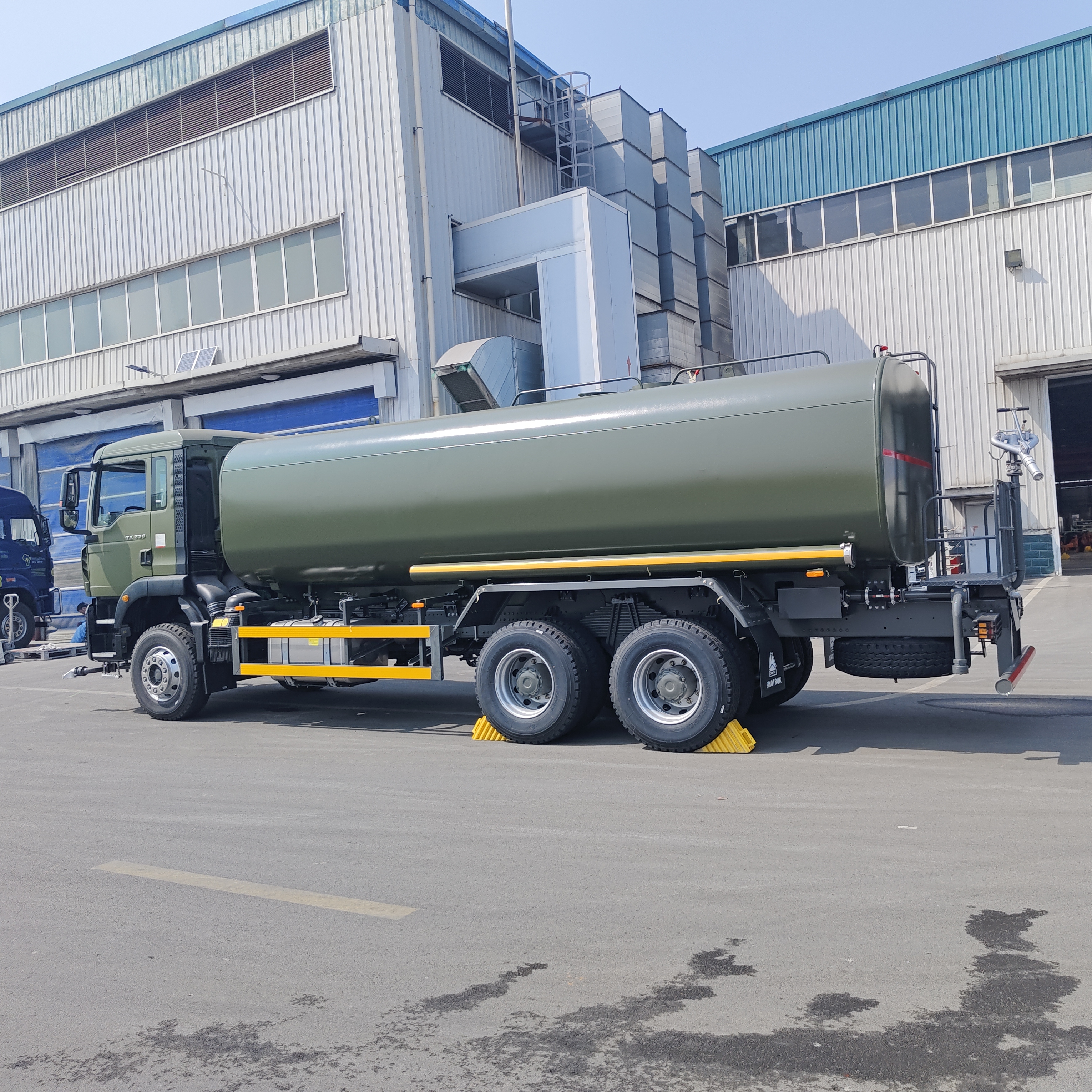 HOWO TX รถบรรทุกถังน้ํา 6×4 ขนาด 15-20 CBM และปั๊มน้ําความดันสูงสําหรับการควบคุมฝุ่นและชลประทาน