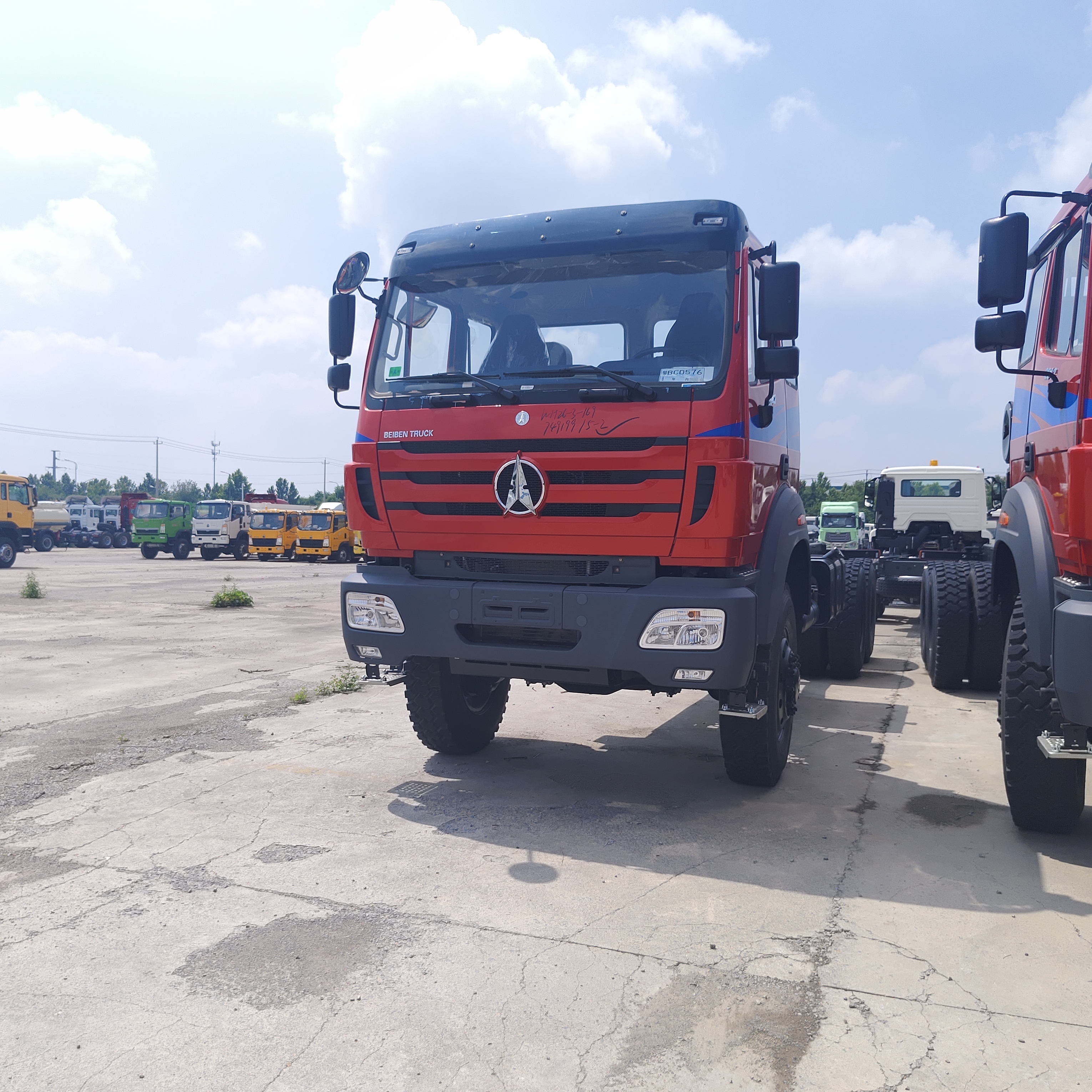 BEIBEN 2638 4×4 รถกระบะถนนกลางทางหนัก พร้อมเครื่อง WEICHAI ขนาด 380 HP และรถเข็นเทคโนโลยี Mercedes-Benz สําหรับการเหมืองแร่