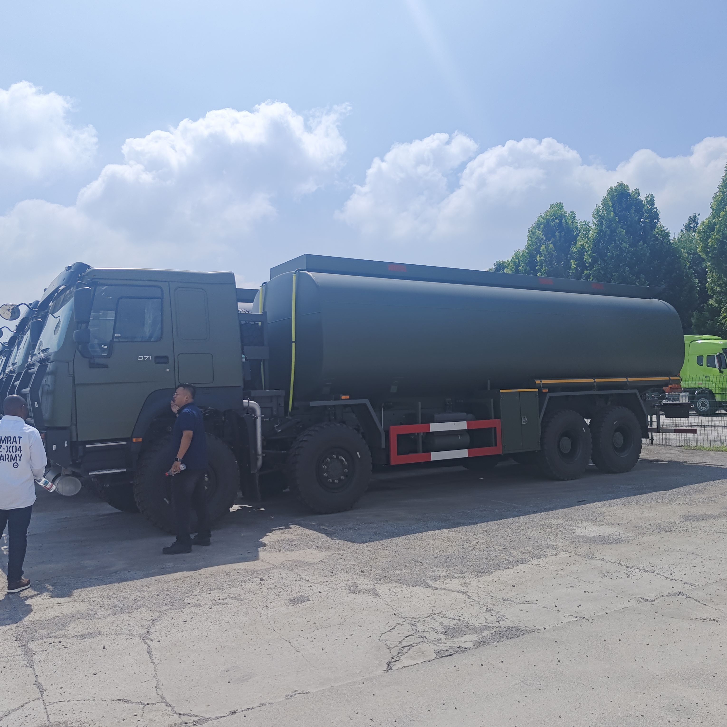HOWO 8×8 60000L รถกระบะน้ํามัน พร้อมเครื่องยนต์ 371HP สําหรับการขนส่งน้ํามันหนัก