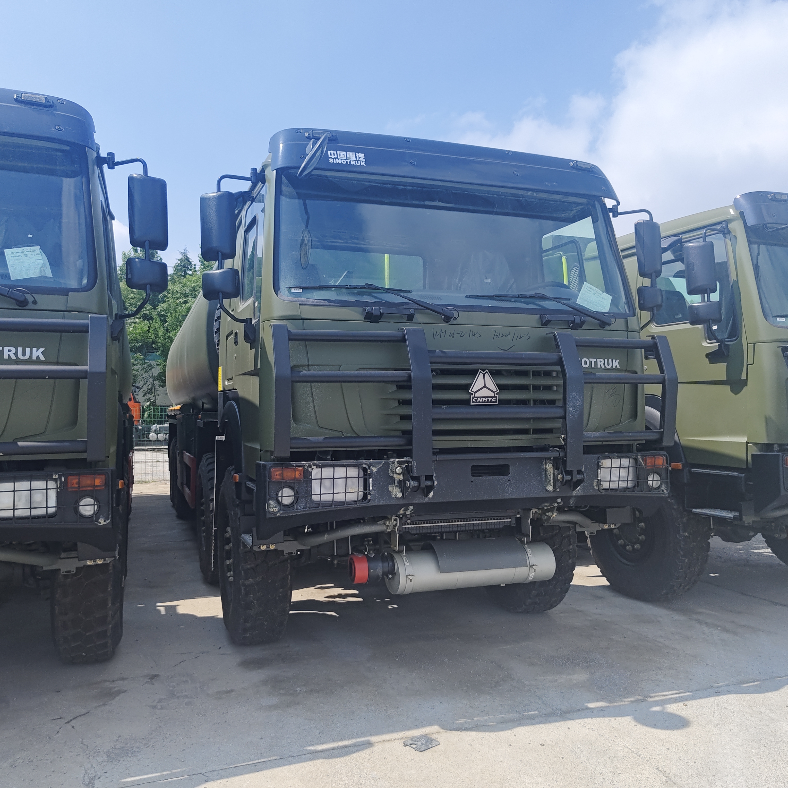 HOWO 8×8 40,000L Fuel Tank Truck พร้อมเครื่องยนต์ 371HP และ 8×8 All-Wheel Drive สําหรับการขนส่งน้ํามันหนัก