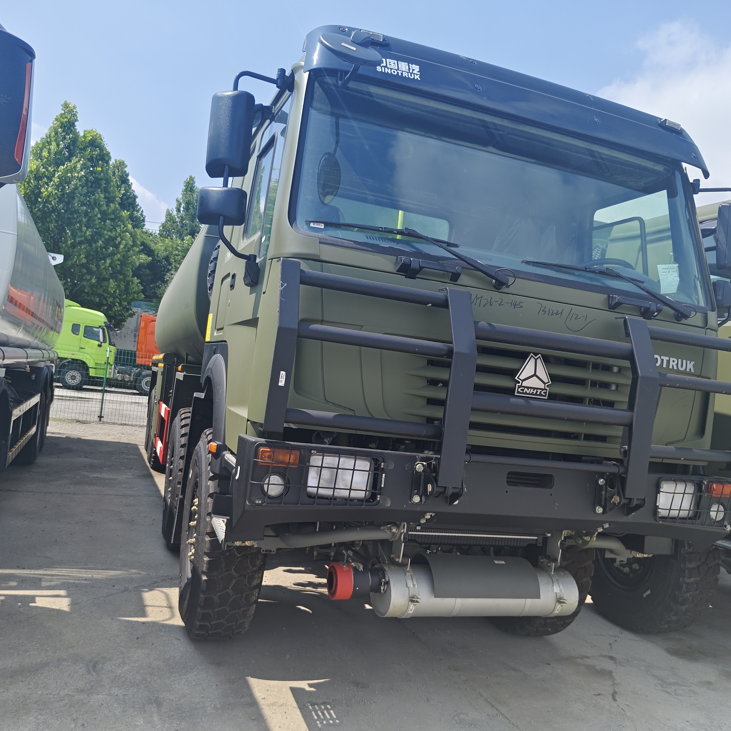 รถบรรทุกถังน้ำมันเชื้อเพลิง HOWO 8 × 8 ที่มีความจุ 30,000 ลิตรและเครื่องยนต์ 371 แรงม้าสำหรับการขนส่งเชื้อเพลิงหนัก