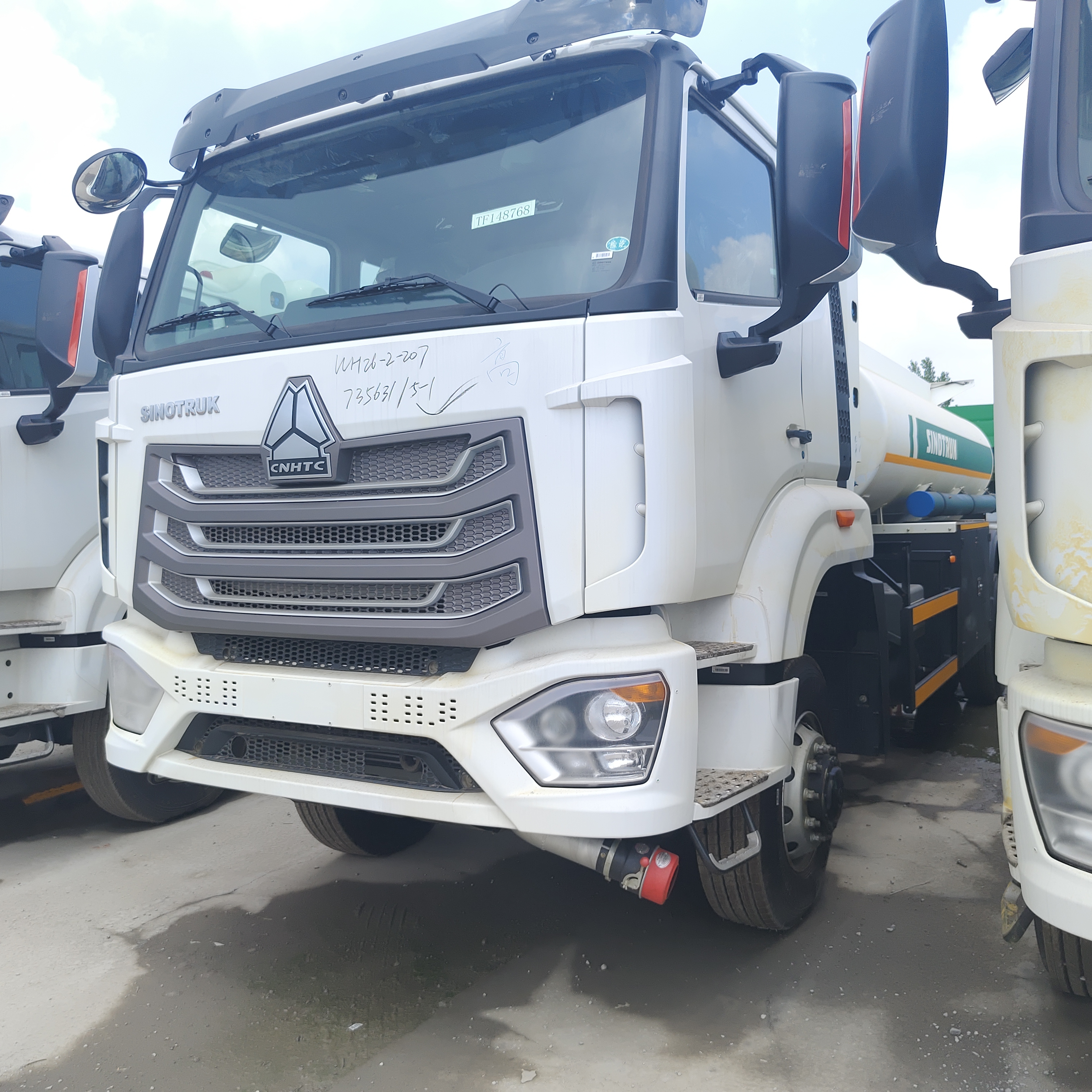 HOWO NX 6×4 CNG Fuel Tank Truck พร้อมเครื่องยนต์ 400HP และความจุ 30,000L สําหรับการขนส่งดีเซลและเบนซิน