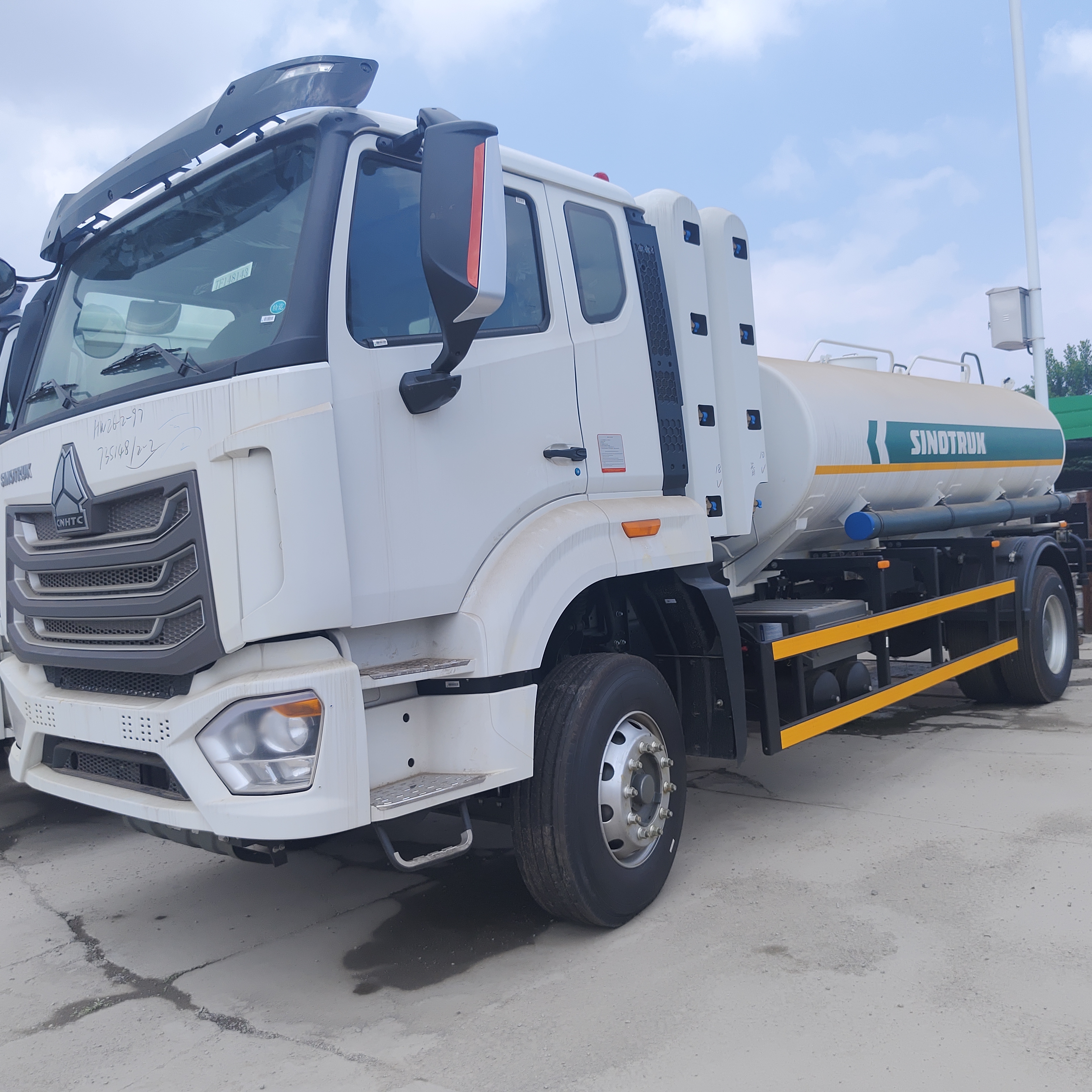 HOWO NX 6×4 CNG Fuel Tank Truck พร้อมเครื่องยนต์ 400HP และความจุในการกระจายน้ํามัน 25,000 ลิตร